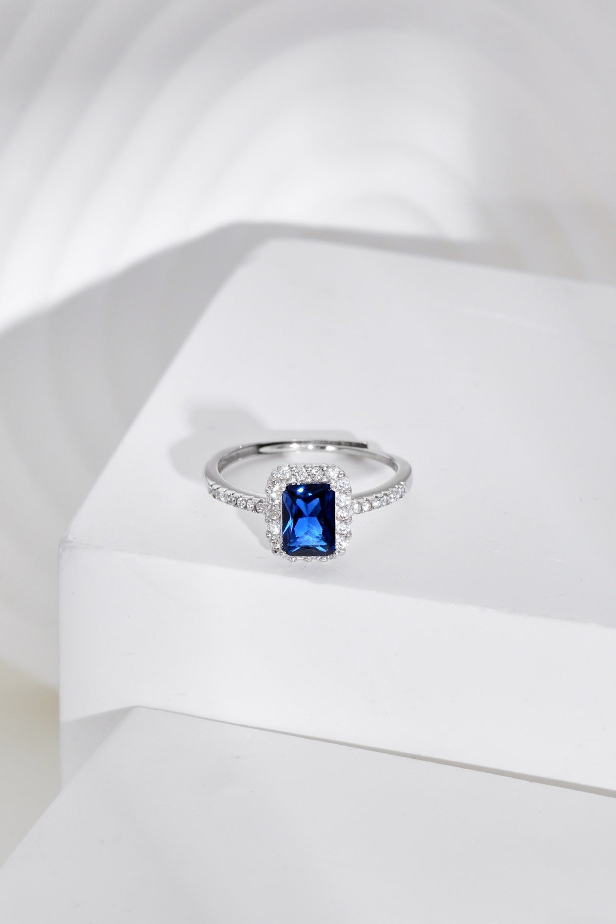 Anello con pietra blu e bianche
